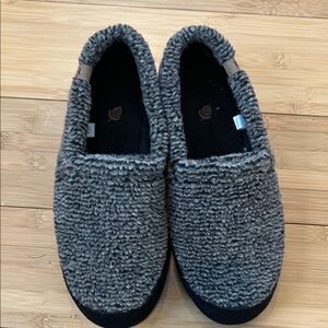 Men’s Acorn Classic Moccasin black and tan Fuzzy Slippers size 9-10